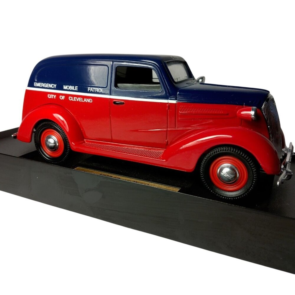 Cleveland Police Department 1937 Chevy Panel Die Cast Car Emergency Patrol CPD